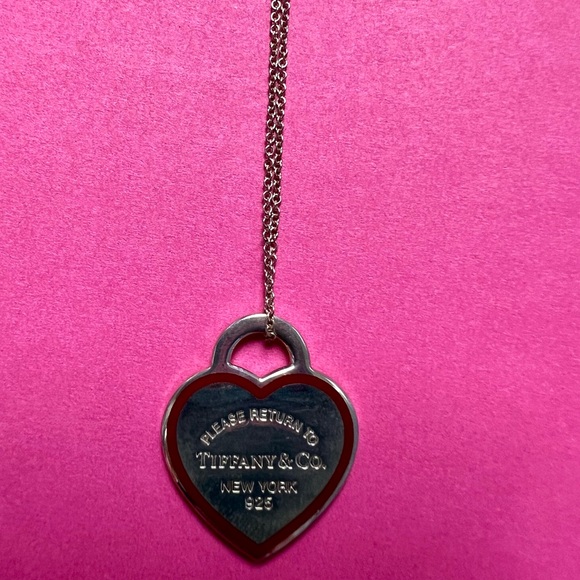 TIFFANY & CO Heart necklace. Excellent condition. Comes with box and dust bag. - Picture 3 of 6